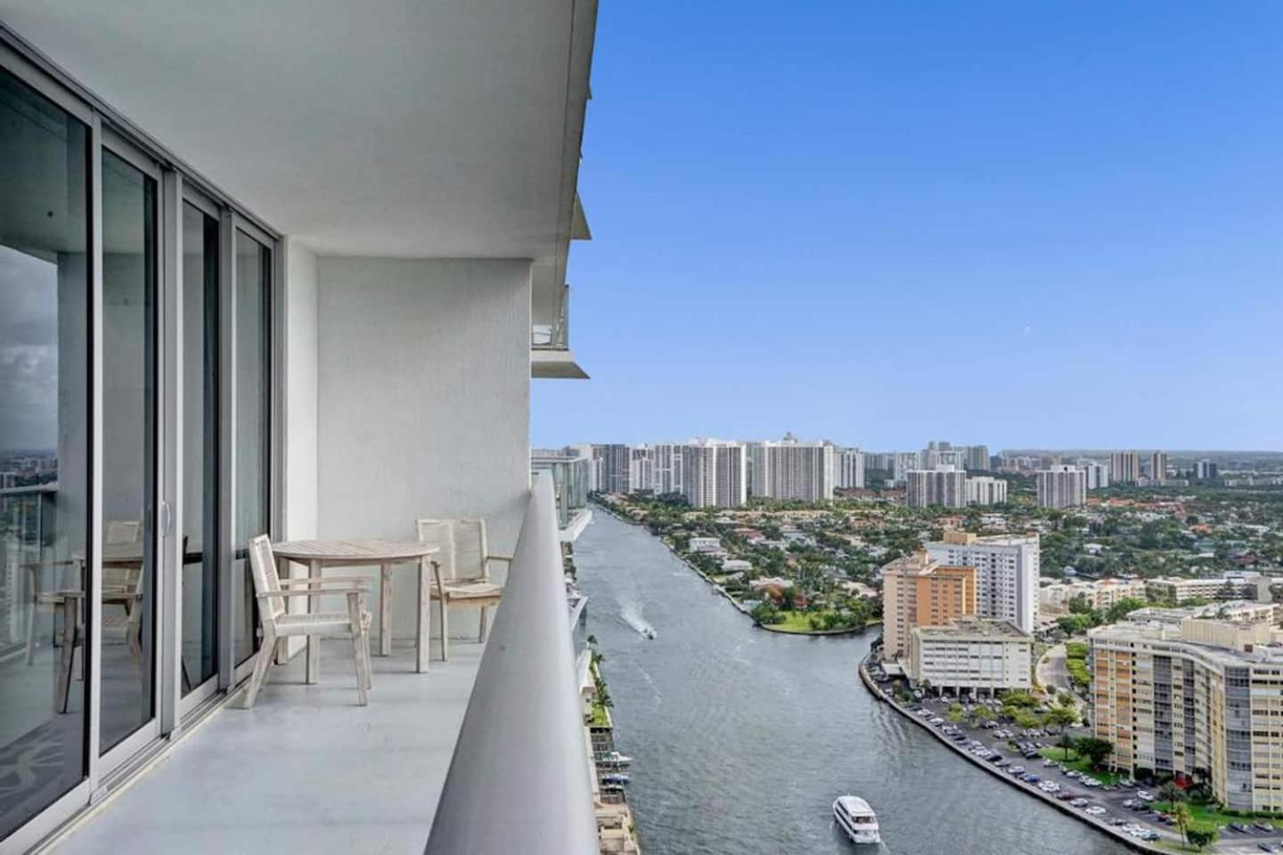 Amazing Apartments At H Beach House Hollywood Eksteriør bilde